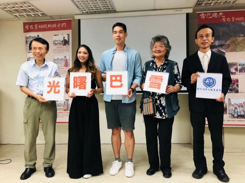 環宇基金會副董林景德、執行長黃子豪偕同詹喬愉與訪視團志工成員，一同啟動雪巴育幼院募款計畫。（環宇基金會提供）