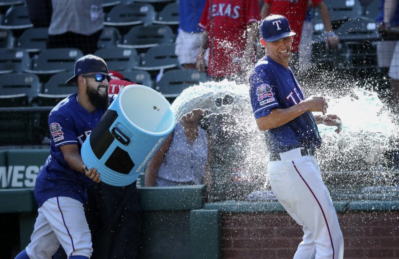邁納（右）賽後被隊友噴開特力慶祝。（USA TODAY Sports）