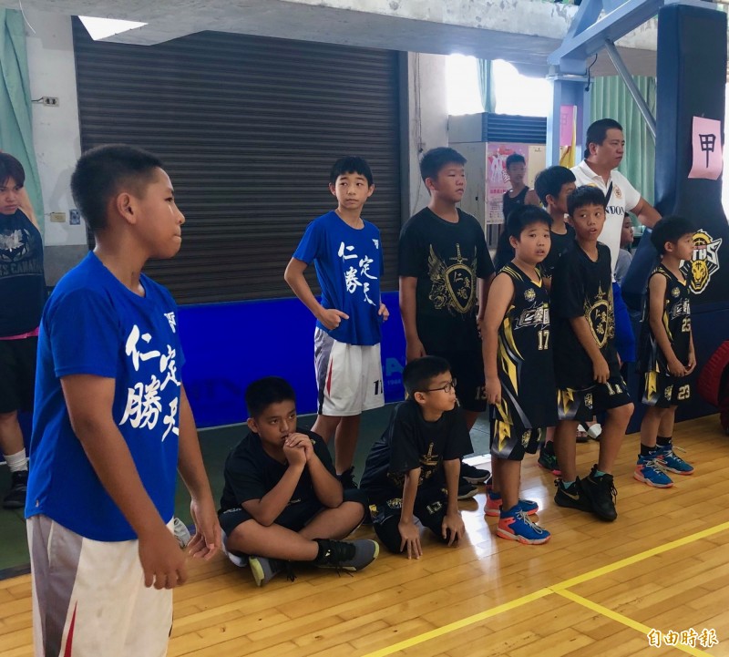 中華電信基金會舉辦的「愛與關懷公益活動」今日在屏東高中登場，不少在地小朋友都磨刀霍霍，全力爭取好成績。（記者林岳甫攝）