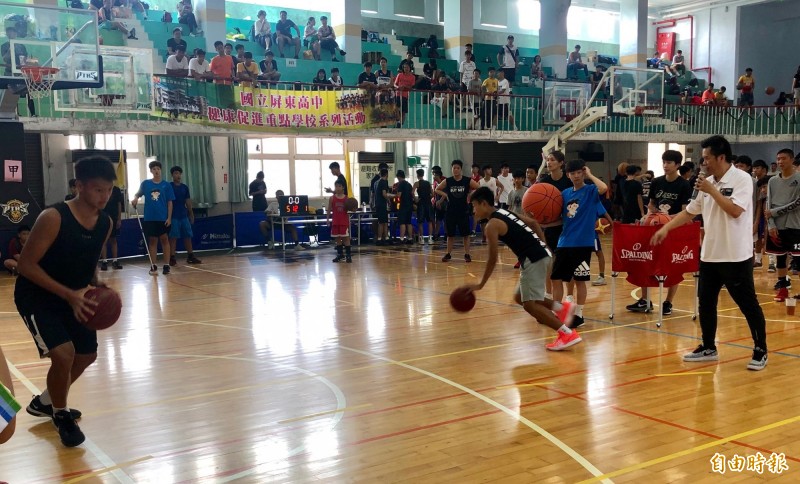 WSBL電信女籃成員都認真看待活動，負責帶小選手玩趣味活動，並擔任「基層選手訓練站」教練，指導屏東的里港國中、萬新國中、潮州國中與鹽埔國中女籃隊基礎動作。（記者林岳甫攝）