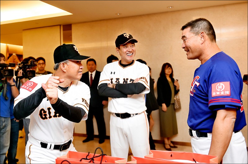 呂明賜（右）與日職巨人前隊友敘舊。（資料照）