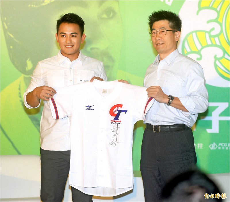 林子偉回贈簽名球衣給贊助商。（記者林正堃攝）