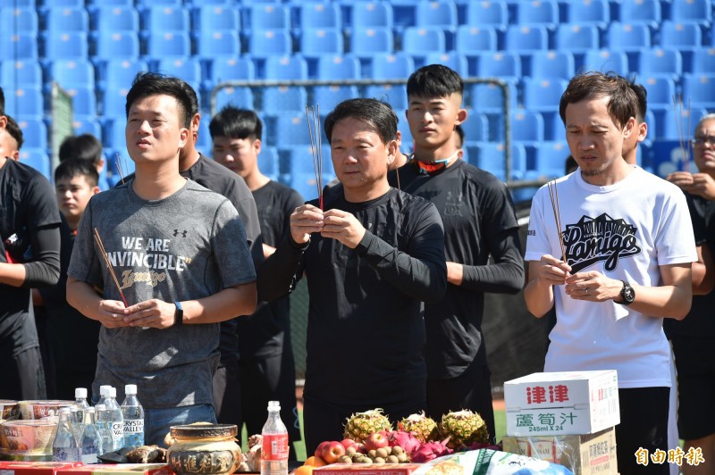 Lamigo桃猿總教練洪一中率領全隊在桃園球場祈福拜拜。（記者涂建榮攝）
