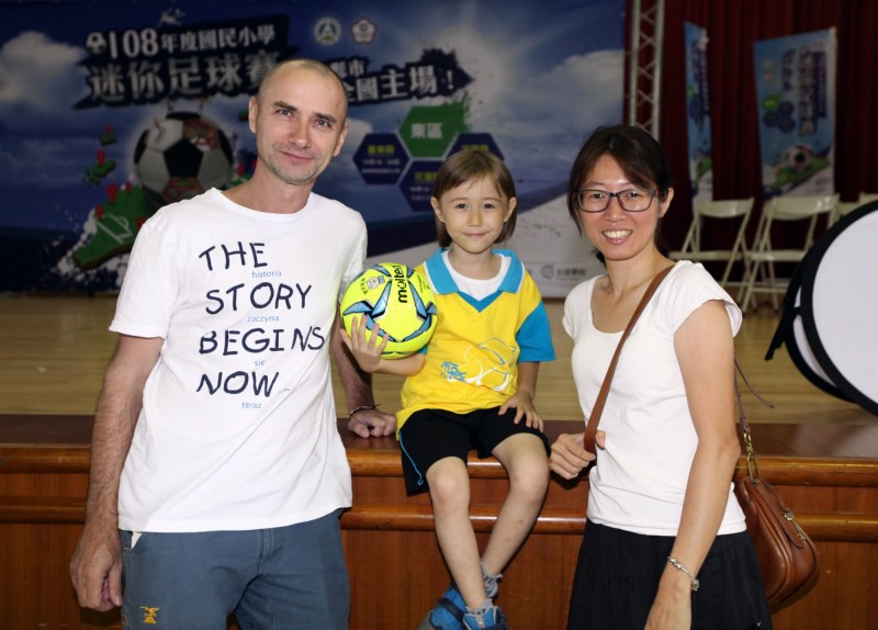 小小球員紀李岩（中）與父母親。（迷你足球協會提供）