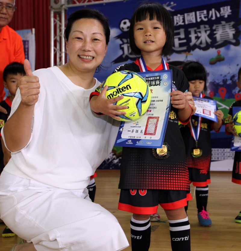 花蓮縣縣長徐榛蔚（左）親自頒獎給得獎小朋友。（迷你足球協會提供）