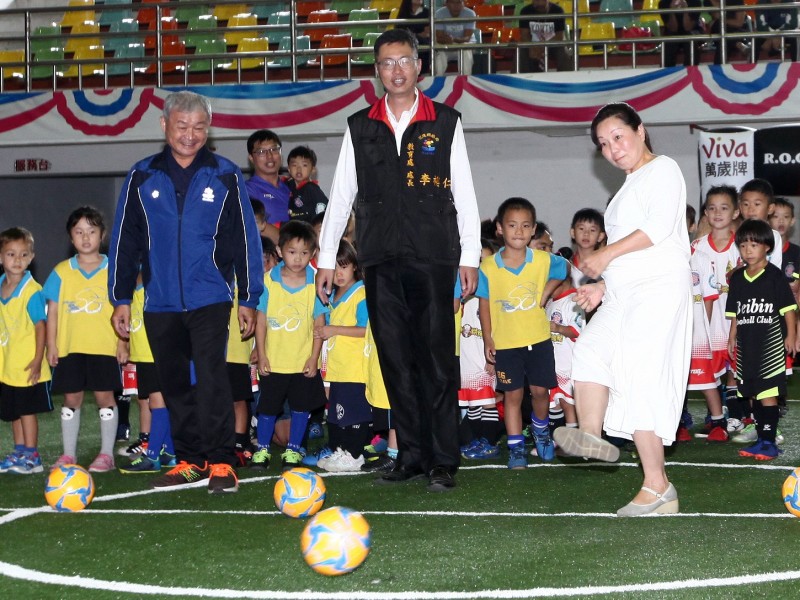 大會邀請花蓮縣縣長徐榛蔚（右）開球。（迷你足球協會提供）