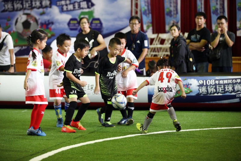 小朋友踢真踢球的模樣相當呆萌。（迷你足球協會提供）