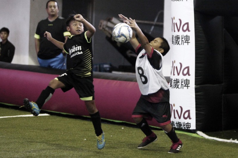 小朋友認真起來踢得有模有樣。（迷你足球協會提供）