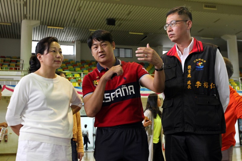 花蓮縣縣長徐榛蔚（左）聽取迷你足球協會秘書長張武業（中）的簡報。（迷你足球協會提供）