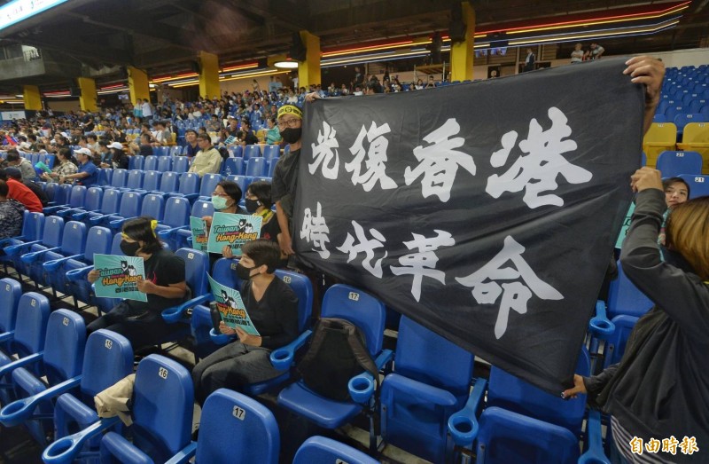 球迷自發到球場「挺香港」。（記者林正堃攝）