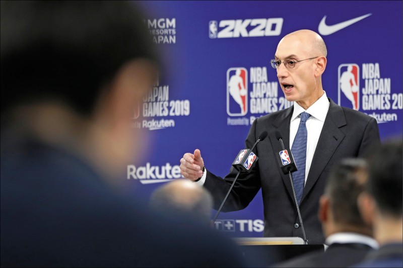 NBA總裁席爾瓦出席《時代雜誌》舉辦的公開活動時重申，NBA官方力挺言論自由的立場不會動搖，即使面對數千萬美元的損失，也堅決不退讓。（彭博）