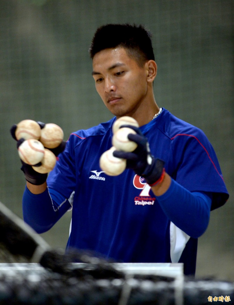 劉致榮想三振坂本勇人。（記者林正堃攝）