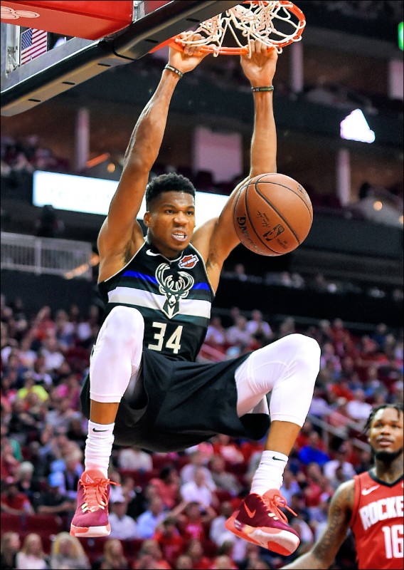 近三季NBA年度MVP昨同場較勁,新科MVP「字母哥」亞德托昆波略勝一籌。(美聯社) 近三季NBA年度MVP昨同場較勁,新科MVP「字母哥」亞德托昆波略勝一籌。(美聯社)