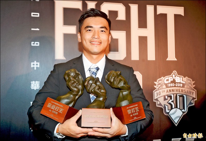 朱育賢拿下年度最有價值球員、全壘打王及安打王大獎，是本季最大贏家。（記者林正堃攝）