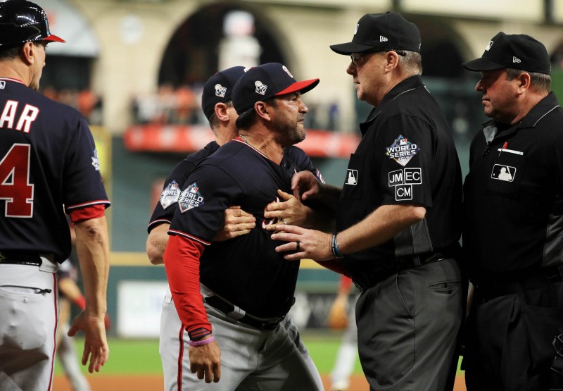 國民總教練馬丁尼茲上前抗議。（法新社）