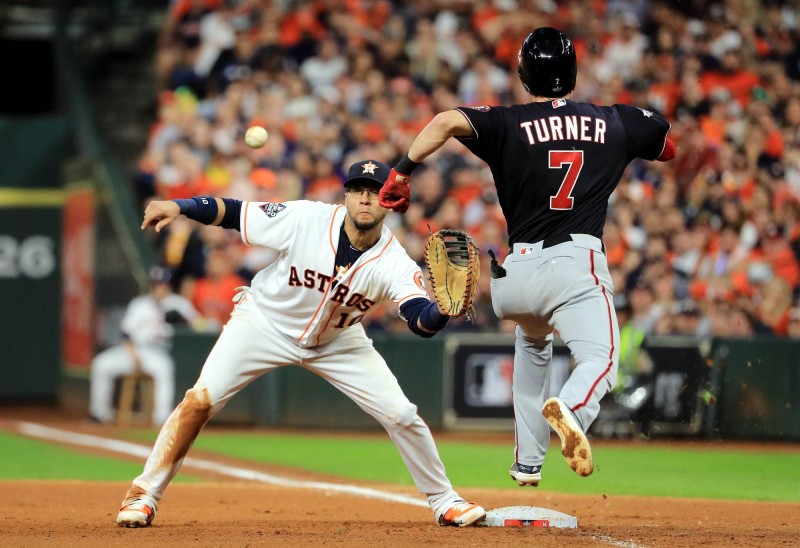 國民透納跑壘爭議判決。（法新社）