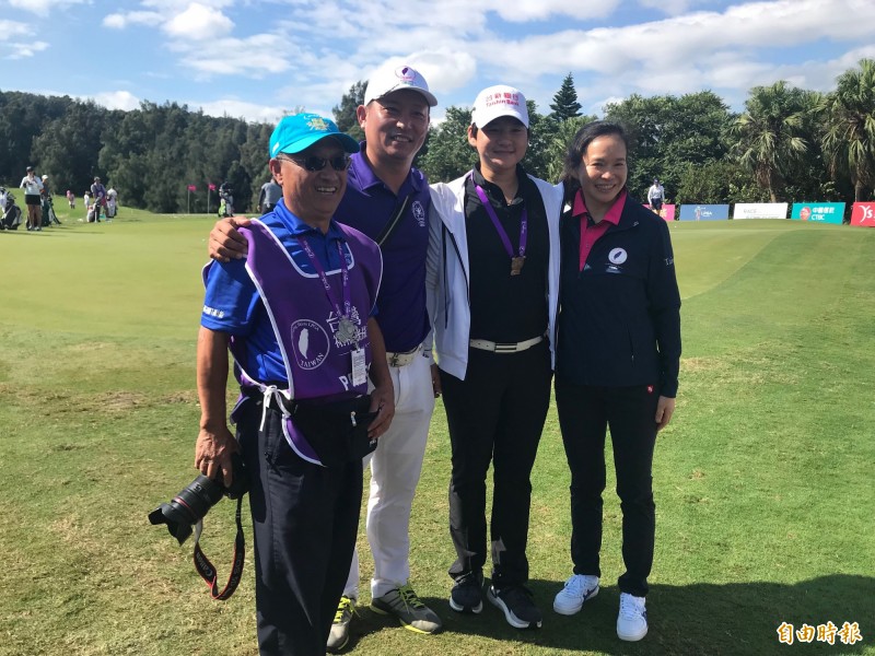 曾雅妮（右２）今現身球場，成為大家追逐焦點。（記者粘藐云攝）