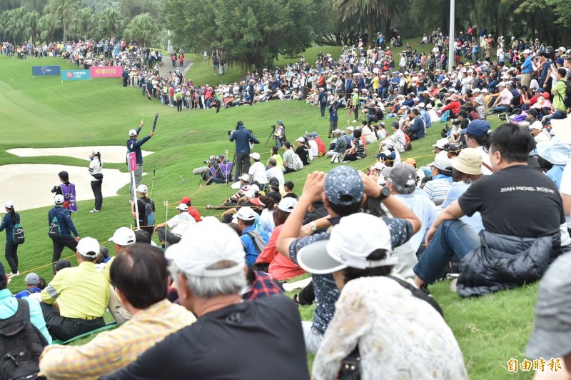 台灣裙襬搖搖LPGA今進行最終回合，吸引許多球迷進場觀賽。（記者塗建榮攝）