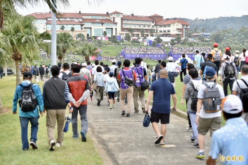 台灣裙襬搖搖LPGA今進行最終回合，吸引許多球迷進場觀賽。（記者塗建榮攝）