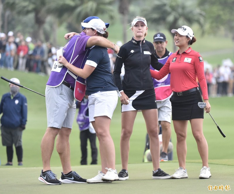 裙襬搖搖LPGA》史上首度延長！「長腿妹」N.柯達驚險二連霸