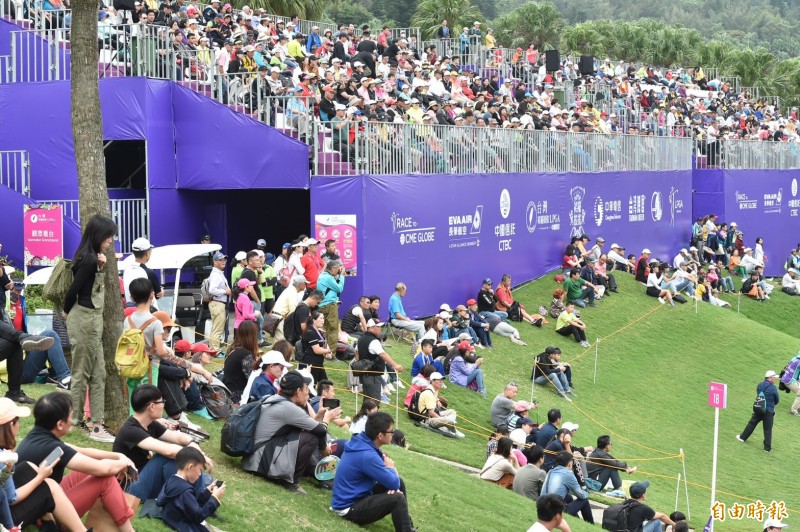 台灣裙襬搖搖LPGA今進行最終回合，吸引許多球迷進場觀賽。（記者塗建榮攝）