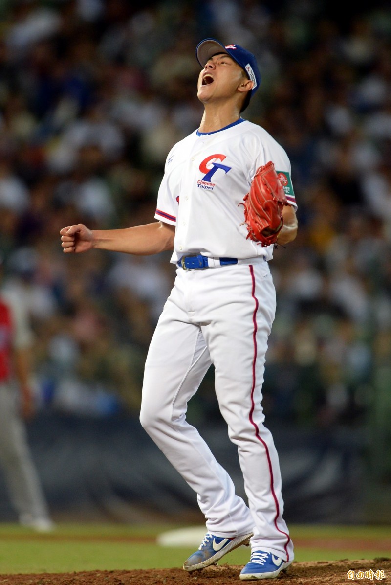 江少慶化解危機振臂高呼。（記者林正堃攝）