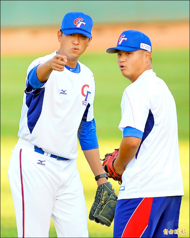 牛棚教練王建民（左）調整投手很有一套。（記者林正堃攝）