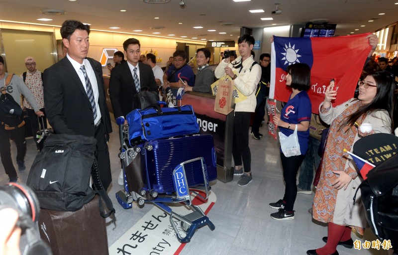 台灣隊抵達日本，台日球迷在成田機場接機。（特派記者林正堃攝）