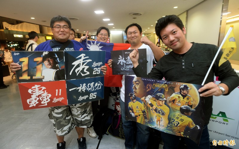 台灣隊抵達日本後，受到日本球迷歡迎，還有人用中文直呼：「洪一中」、「彭政閔」，用熱情表達對台灣的愛。（特派記者林正堃攝）