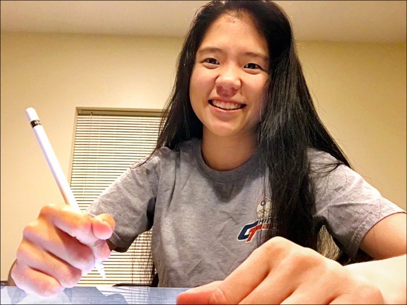 徐子庭參加美國女子職業冰球聯盟選秀,受到至少3支球隊青睞,最終選擇加入水牛城美女隊。
(徐子庭提供) 徐子庭參加美國女子職業冰球聯盟選秀,受到至少3支球隊青睞,最終選擇加入水牛城美女隊。
(徐子庭提供)