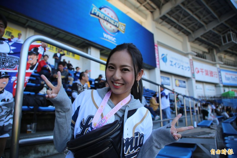 12強》「大使遇大使」為台灣隊加油 謝長廷巧遇LamiGirls千葉大使 - 自由體育