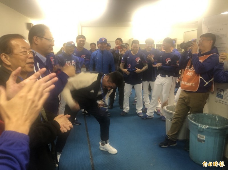 棒協理事長辜仲諒賽後頒發教練團、選手一人10萬立即獎。（特派記者倪婉君攝）