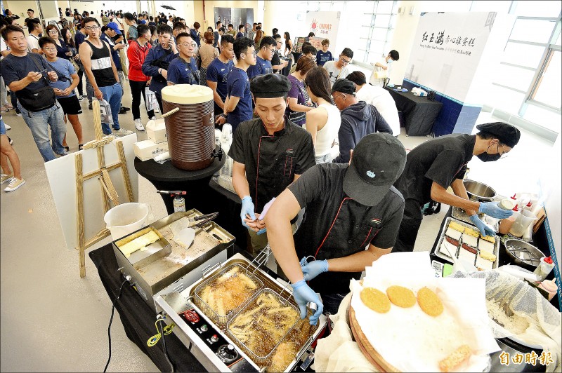 富邦勇士打造頂級主場,和平籃球館不僅設有小遊戲,還有美食街可打牙祭。
(記者陳志曲攝) 富邦勇士打造頂級主場,和平籃球館不僅設有小遊戲,還有美食街可打牙祭。
(記者陳志曲攝)