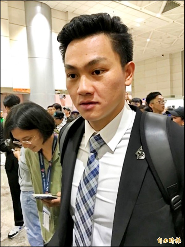 為被封為「台灣隊新王牌」的江少慶昨返抵國門。(記者徐正揚攝) 為被封為「台灣隊新王牌」的江少慶昨返抵國門。(記者徐正揚攝)