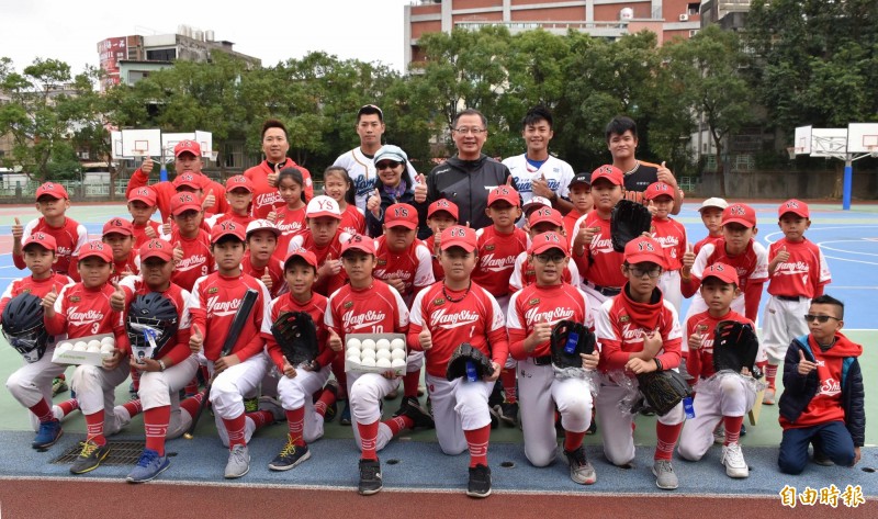 中職回饋列車抵桃園 吳志揚舉12強為例勉學童 - 自由體育