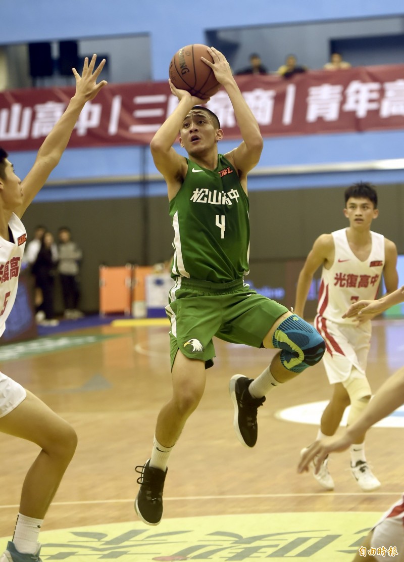 松山許浩翔後撤步跳投。 （記者林正堃攝）