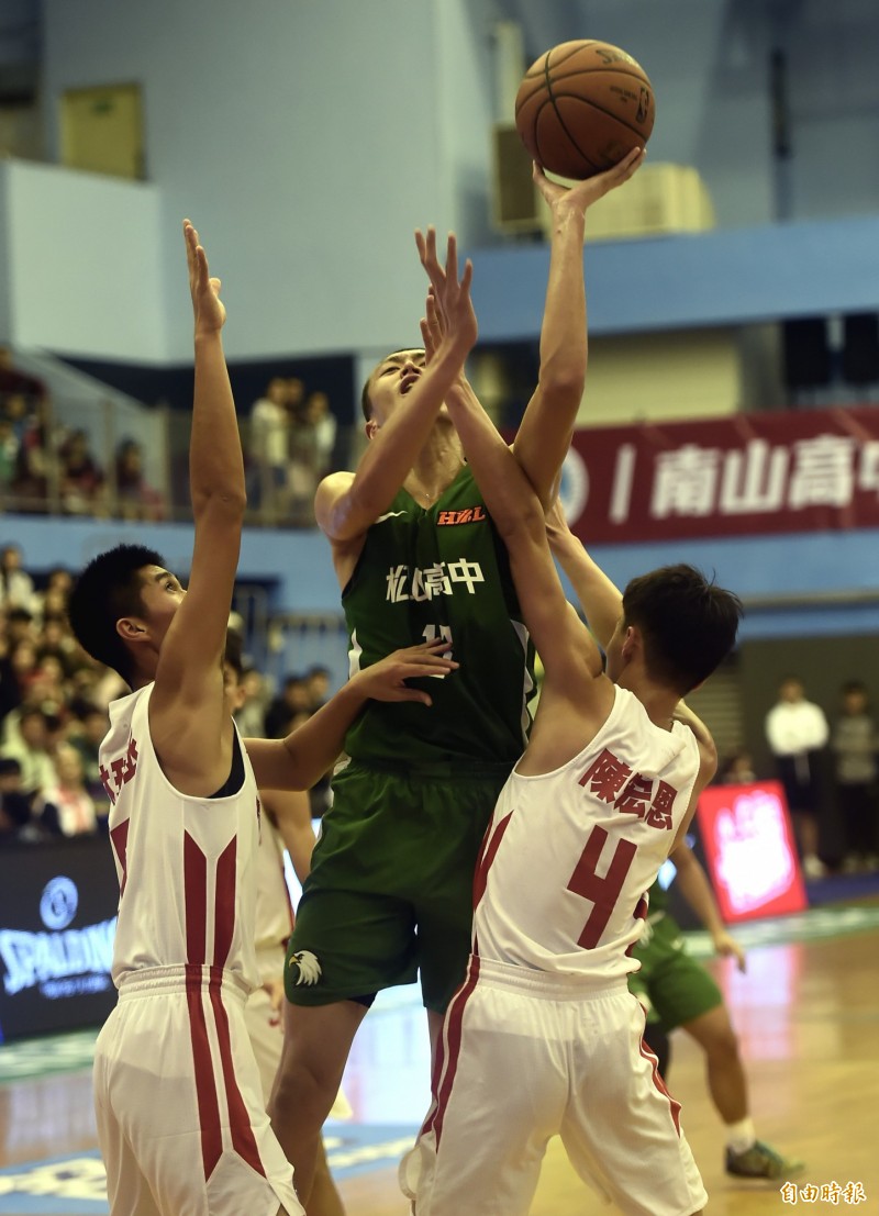 松山尹麒綸上籃。 （記者林正堃攝）
