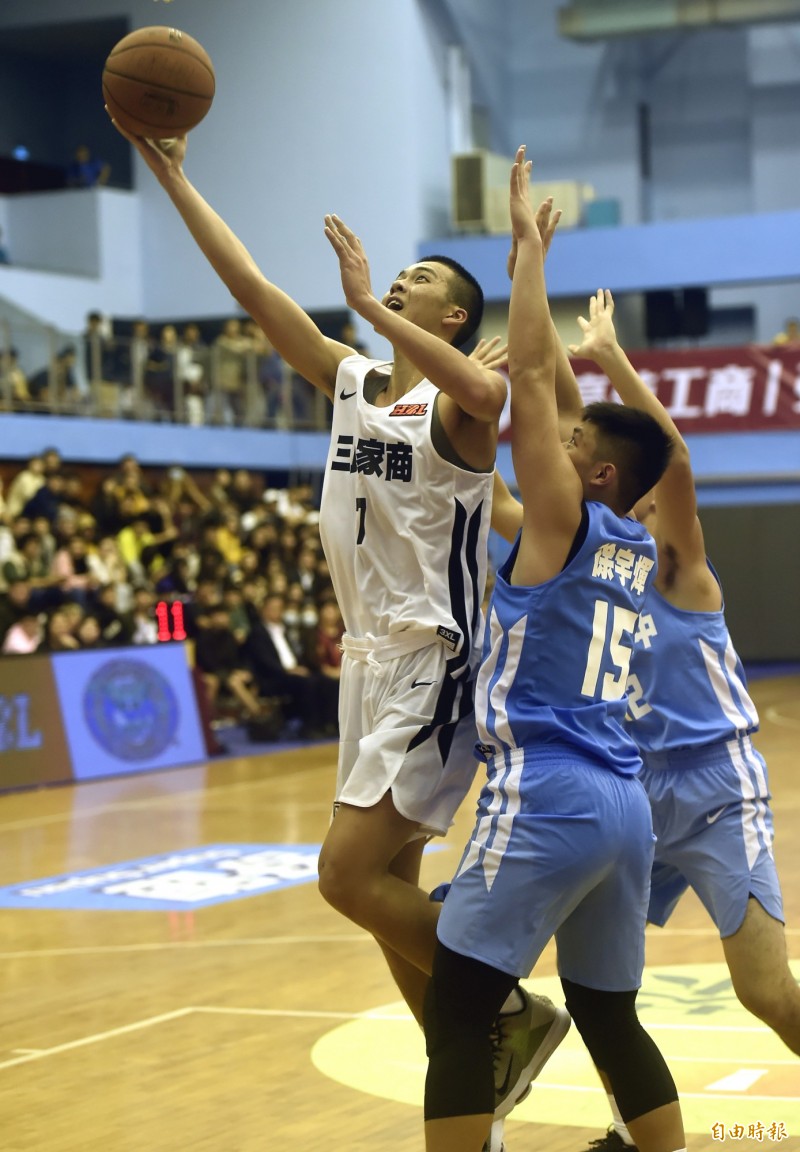 三民蒲國倫上籃得分。 （記者林正堃攝）