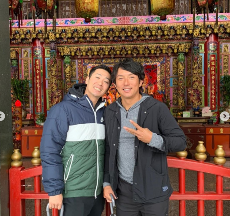 西岡剛和川崎宗則到台灣廟宇合影留念。（取自IG）