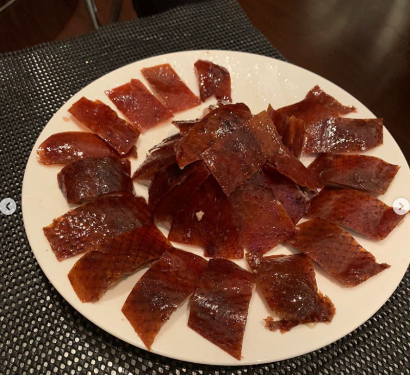 西岡剛大啖烤鴨。（取自IG）