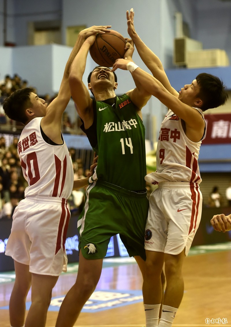 松山于泓翔籃下強攻。 （記者林正堃攝）