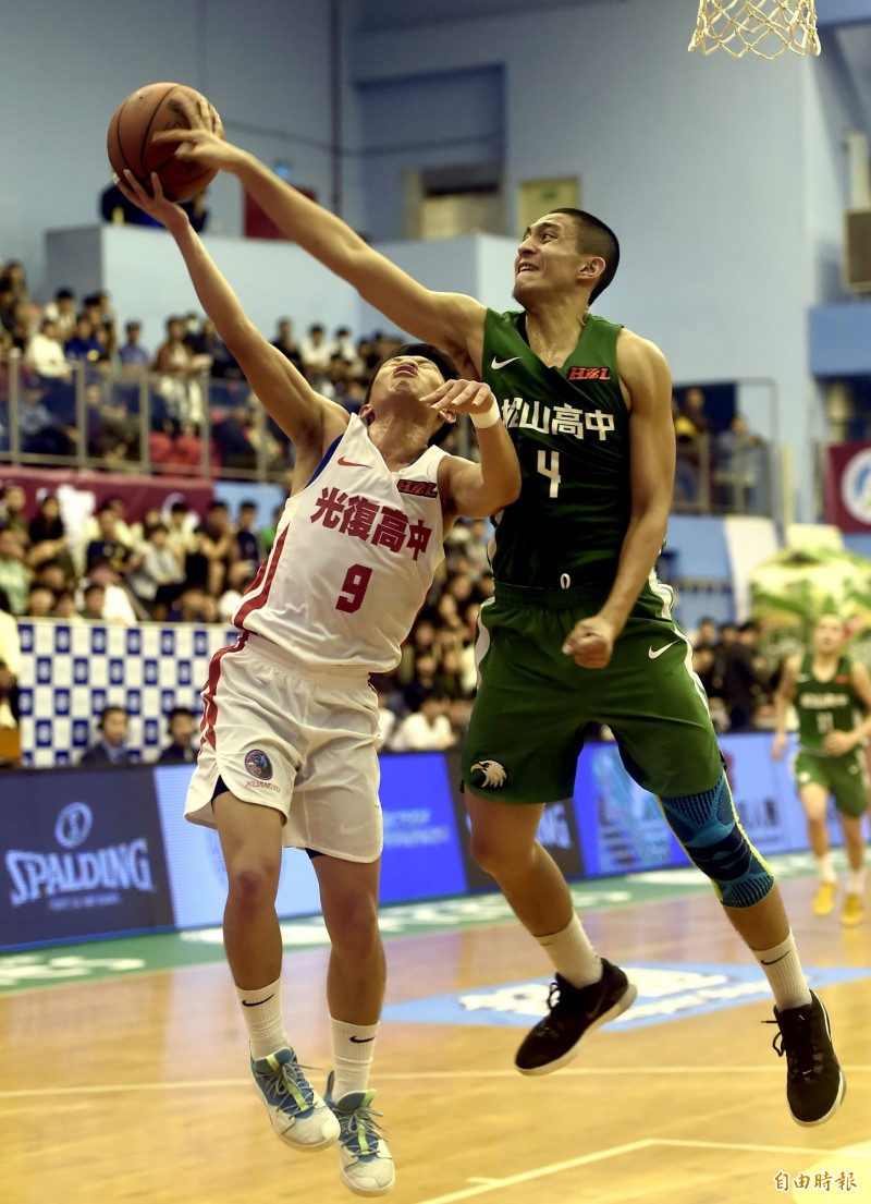 松山許浩翔賞給光復林煒淳一記火鍋。 （記者林正堃攝）