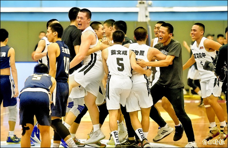 成功首闖HBL複賽，球員們興奮不已。（記者林正堃攝）