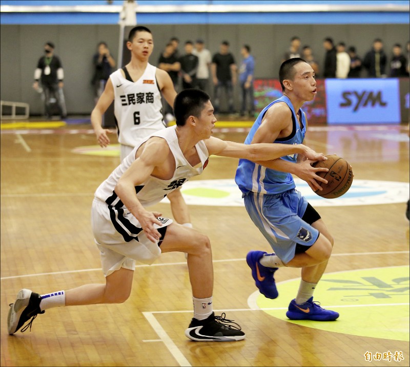 范筱林（右）狂轟6顆三分球，攻下24分，率治平逆轉勝。（記者林岳甫攝）
