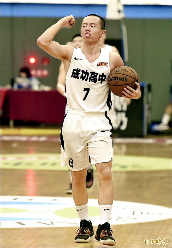 成功隊長李奇昱昨對東泰攻下16分、10籃板、4助攻及5抄截，表現全能。（記者林正堃攝）