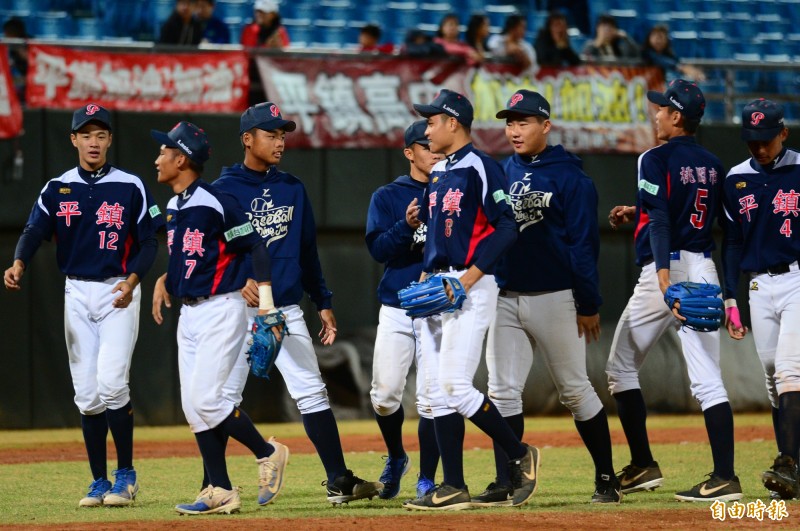 平鎮擊敗東石晉級冠軍賽。（記者王藝菘攝）