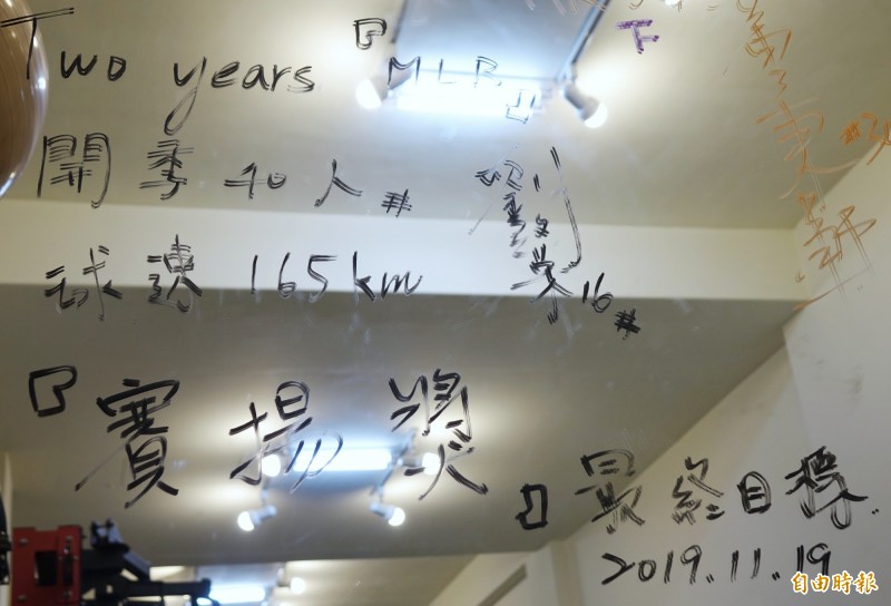 劉致榮在鏡子上寫下的目標。（記者劉信德攝）