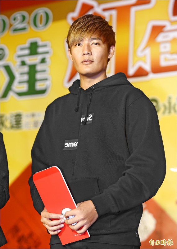 棒球旅美好手王維中在義賣會大方捐出2萬元。(記者林正堃攝) 棒球旅美好手王維中在義賣會大方捐出2萬元。(記者林正堃攝)