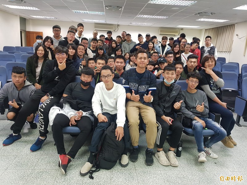 富邦悍將的應援團長Anu，應明新科技大學體育室與運動管理系邀請，專題演講分享運動行銷、應援加油的職涯經驗。（記者廖雪茹攝）