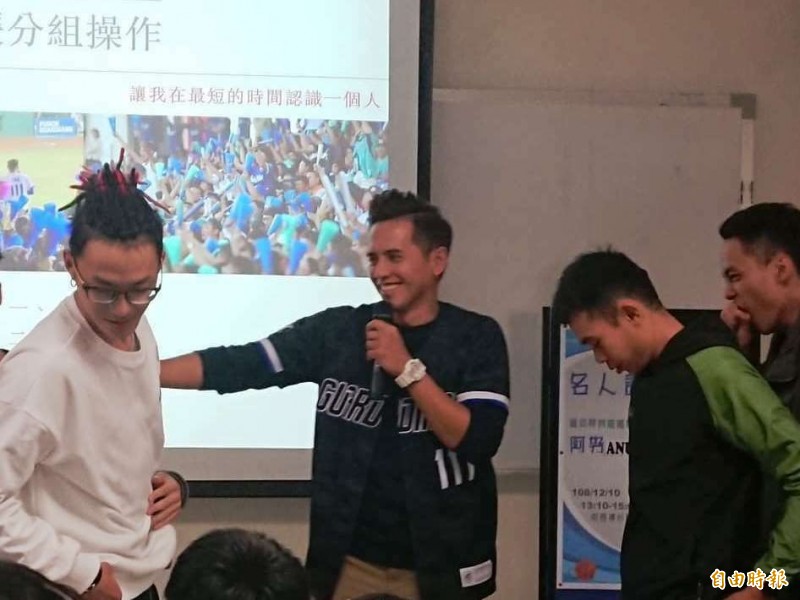 在職棒球團啦啦隊經營出個人特色的Anu（阿努），建議青年學子保留自己的原始個性，從不同工作中確立自己的定位、把握任何大展所長的機會，就能實現夢想。 （記者廖雪茹攝）